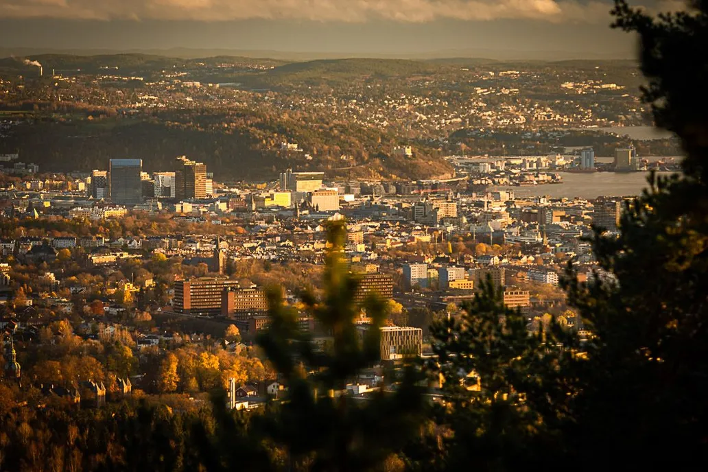Oslo sett fra åsene rundt byen i varmt kveldslys